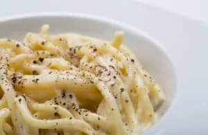Bucatini bez glutena cacio e pepe