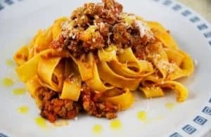 Tagliatelle bez glutena sa robiolom, repovima škampa i špekom