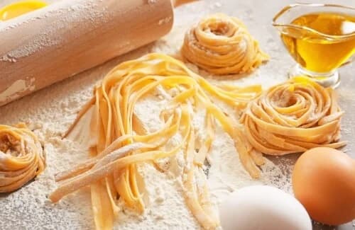 Strozzapreti bez glutena sa janjetinom u Montepulciano d’Abruzzo vinu