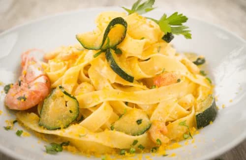 Fusilli bez glutena sa kobasicom i rajčicom